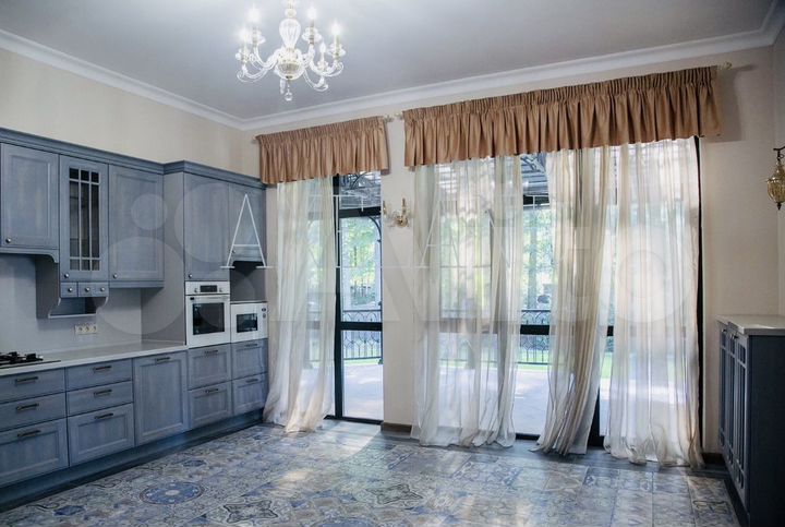 Дом 980 м² на участке 27 сот.