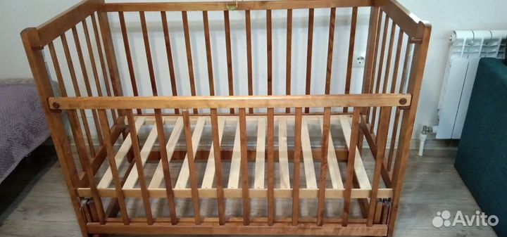 Детская кроватка с маятником