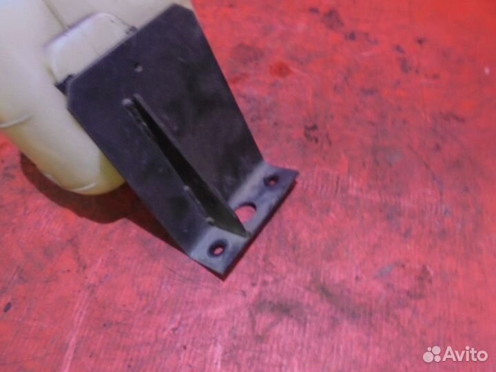 Isuzu ELF Расширительный бачок с кронштейном