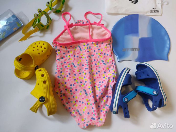 Купальник 86-92. сабо Crocs c5. с6 очки. шапочка
