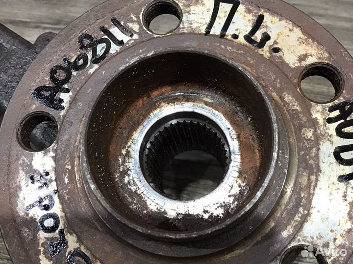 Кулак передний левый Фольксваген Поло 5