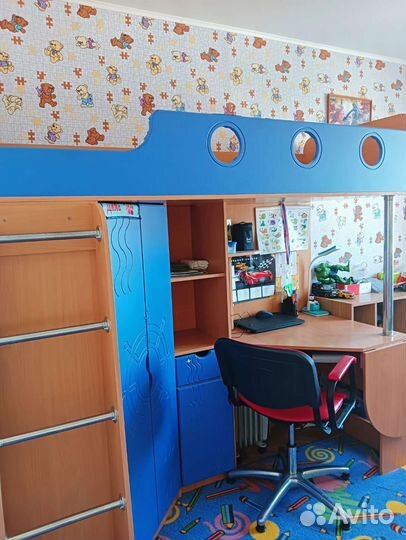 Детский уголок с кроватью и столом