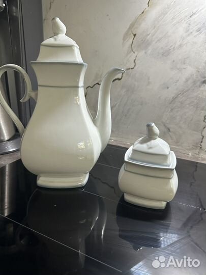 Чайник и сахарница