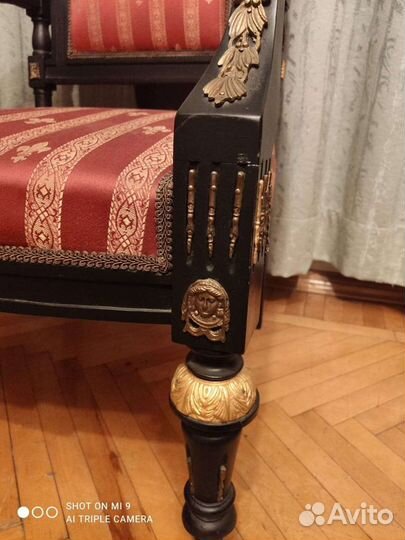 Кресло из черного дерева