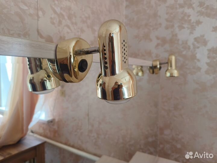 Туалетный столик с зеркалом