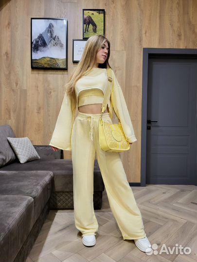 Женский спортивный костюм