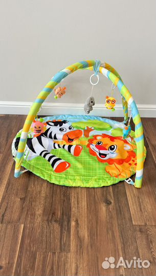 Развивающий коврик с игрушками