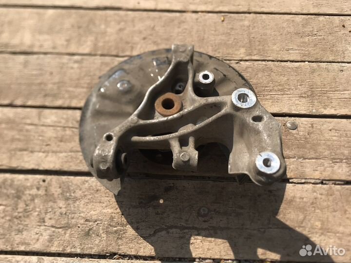 Кулак задний левый volkswagen tiguan тигуан