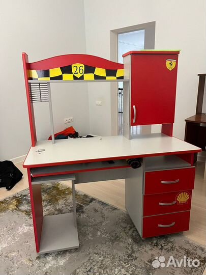 Кровать и рабочий стол