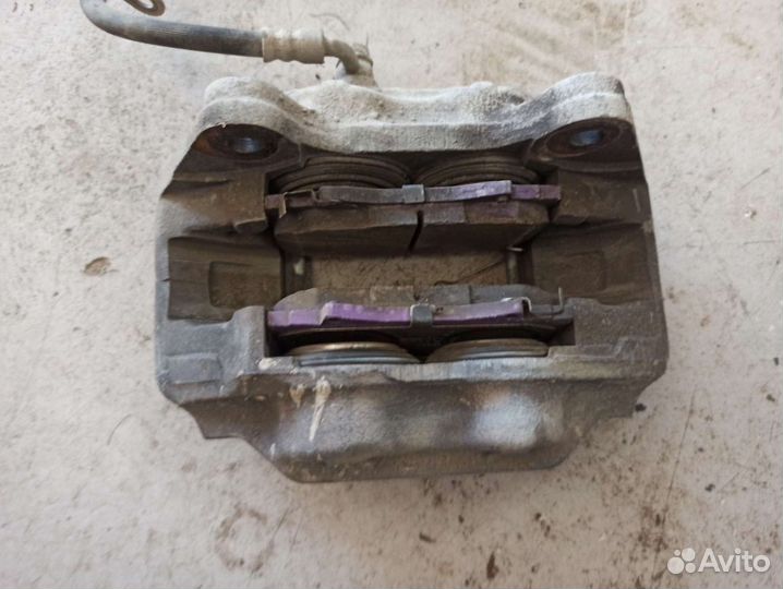 Суппорт тормозной передний правый Toyota Land Crui