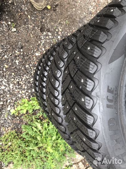 Goodyear Ultragrip Ice Arctic 215/60 R16 99T