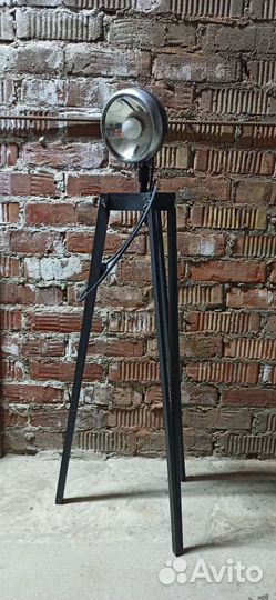 Светильник лофт на треноге