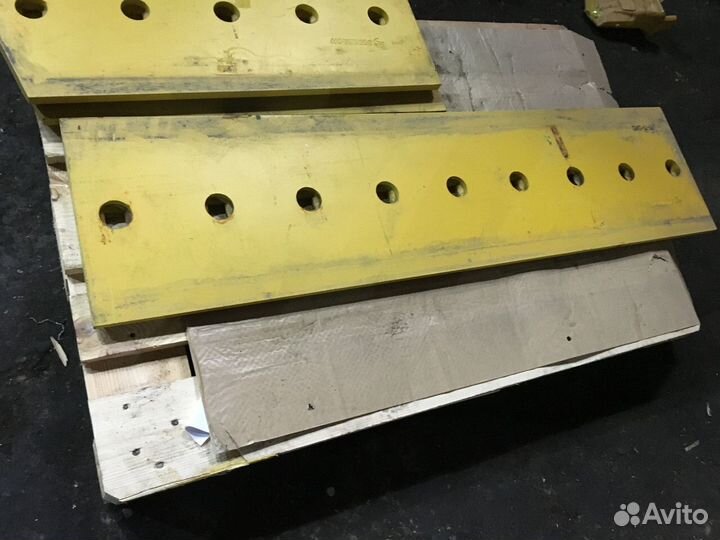 Нож Komatsu D155A отвала центральный 195-70-12492