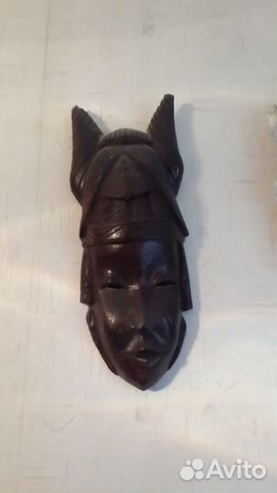 Маски африканские из красного дерева