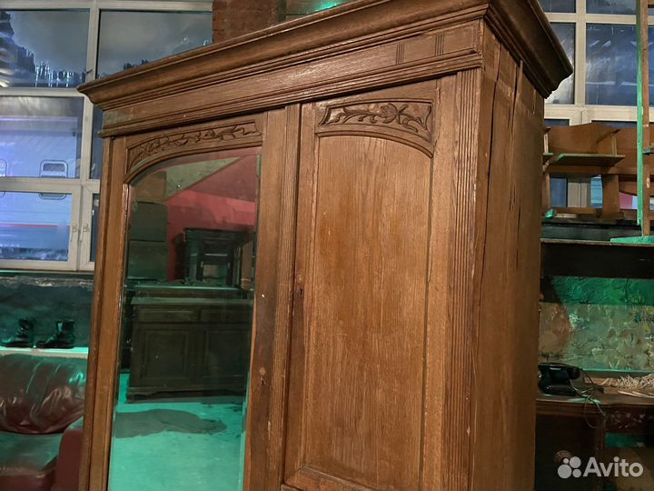Старинный шкаф под реставрацию