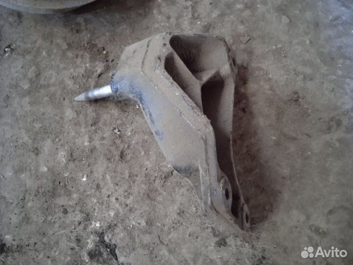 Подушка коробки кронштейн Renault Logan 1 2012