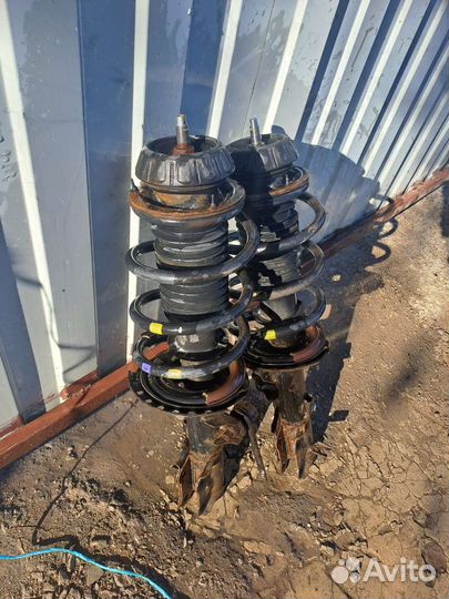 Передние стойки в сборе на hyundai solaris 2015г