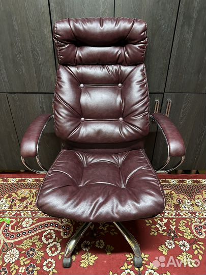 Офисное кожаное кресло
