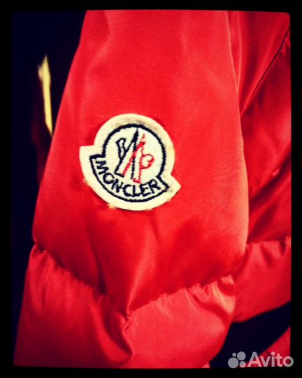 Пуховик Moncler с опушкой из енота (красный)