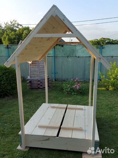 Песочница с крышей