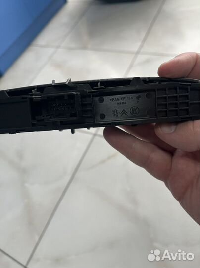 Кнопка аварийной сигнализацииPeugeot 308