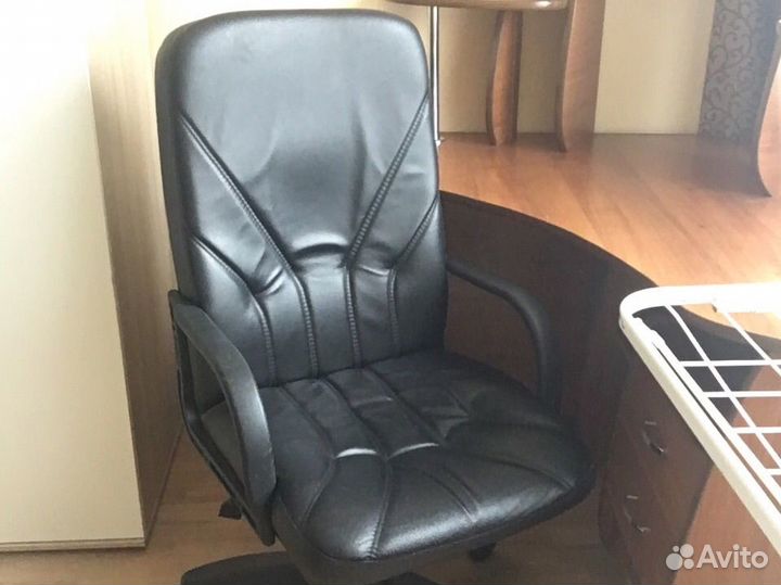Офисное кожаное кресло руководителя, б/у