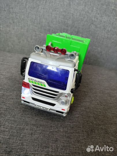 Спортивный автомобиль и мусоровоз