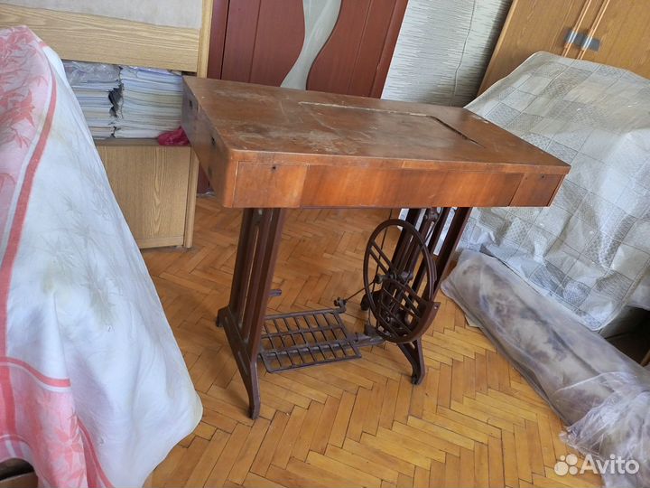 Продается швейная машинка Лада, Чехословакия ножна