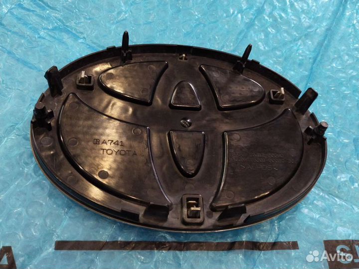 Эмблема Ленд Крузер 200 передняя Оригинал 15-21