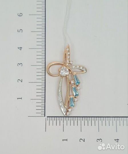 Золотая подвеска с камнем