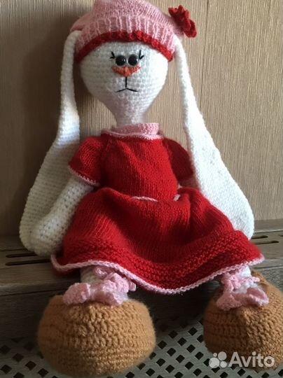 Вязанная игрушка Модная зайка