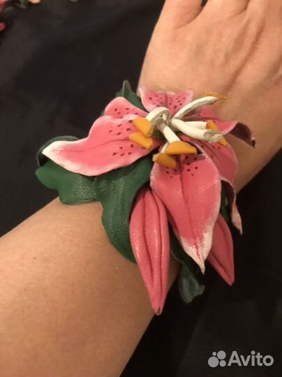 Украшение из кожи Лилии