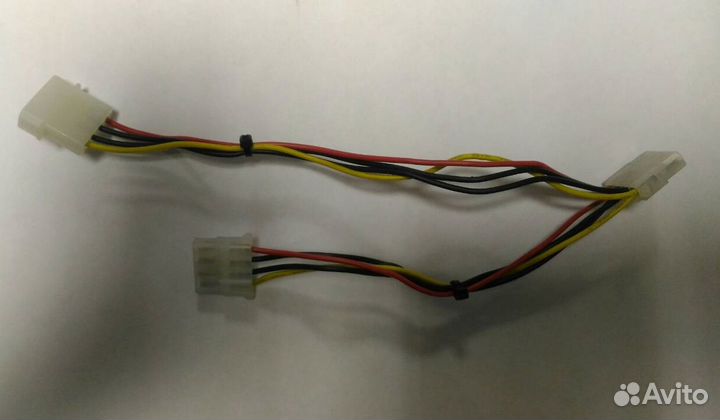 Адаптер Molex в 2 SATA новый