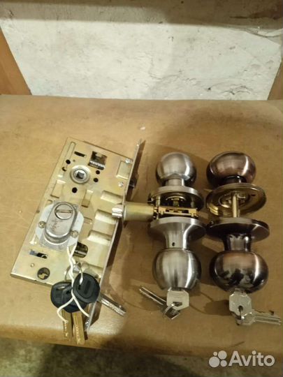 Замок дверной