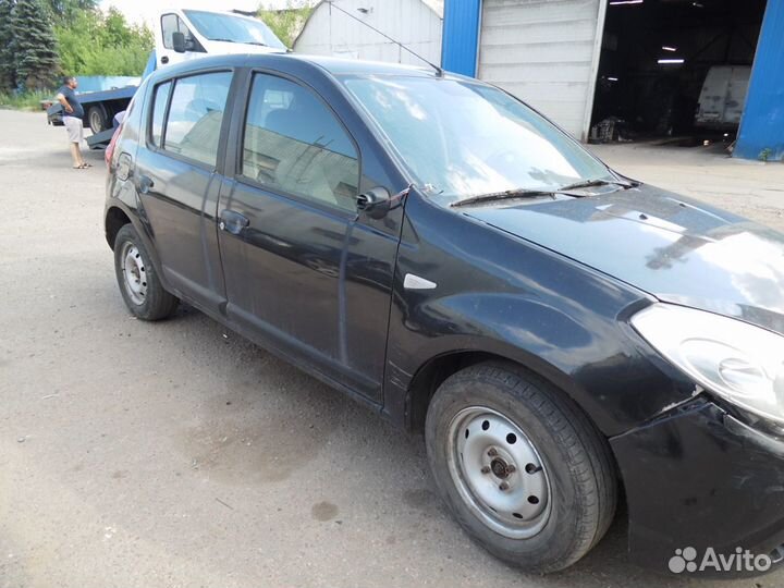 Разбор Рено Сандеро запчасти кузова