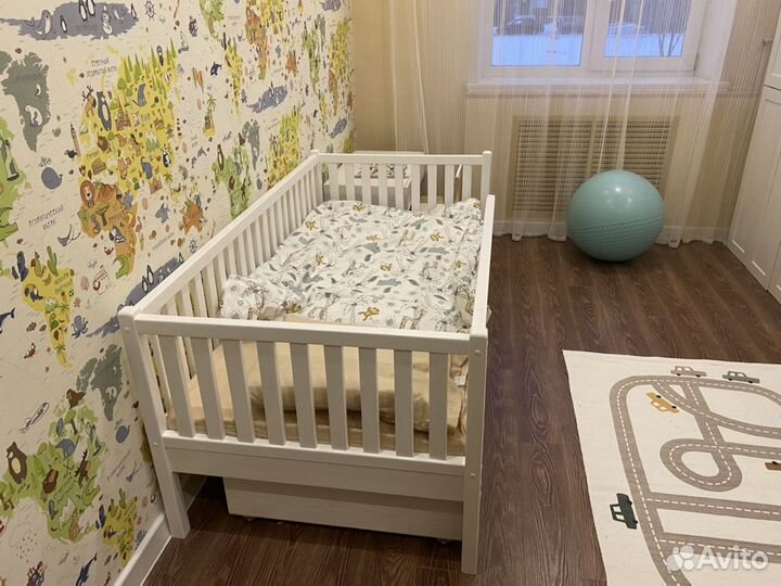 Детская кровать с вертикальными бортиками