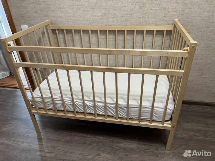 Детская кроватка с маятником