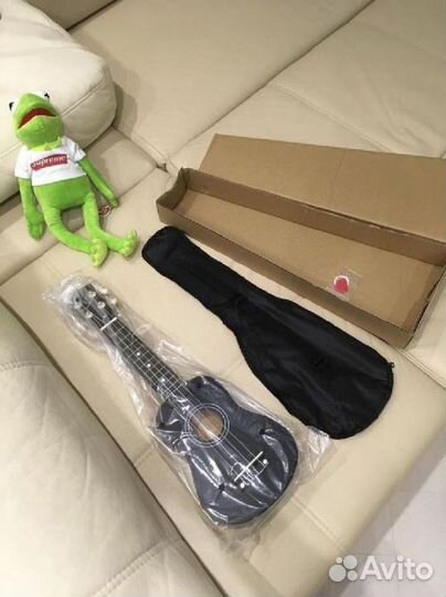 Новая укулеле и чехол