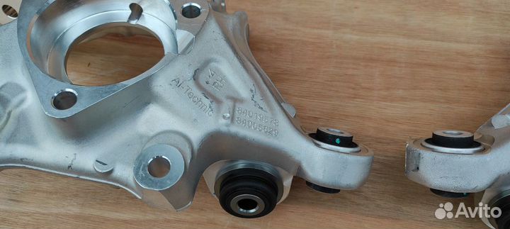 Кулак задний левый правый Cadillac XT5 16-22