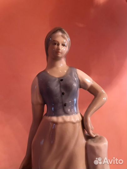 Фарфоровая статуэтка. Девушка с кувшинами. Испания