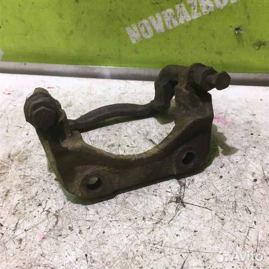 Скоба суппорта переднего Рено Сценик