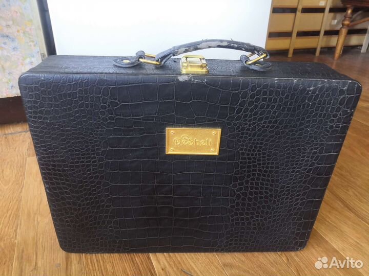 Дипломат с просроченной косметикой