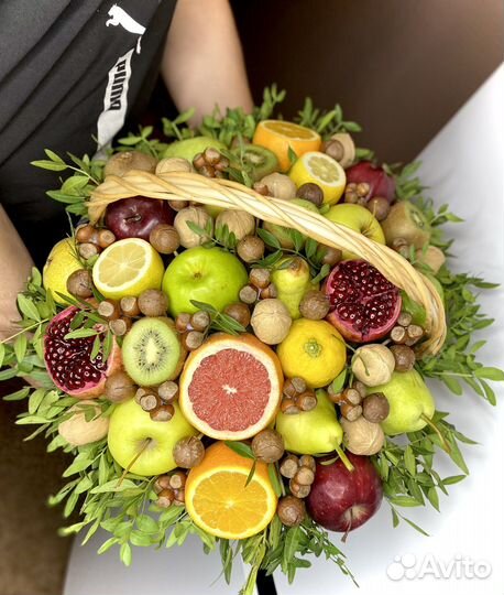 Подарок для руководителя из орех и фруктов