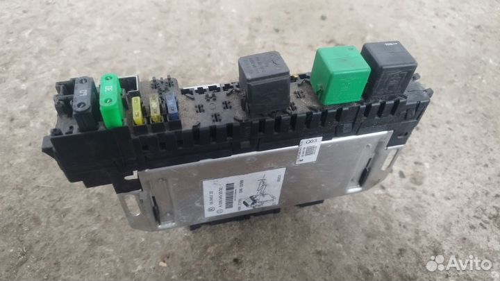 Блок предохранителей под капот Mercedes-Benz W220