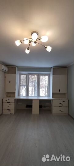 Рабочая зона у окна для фрилансера