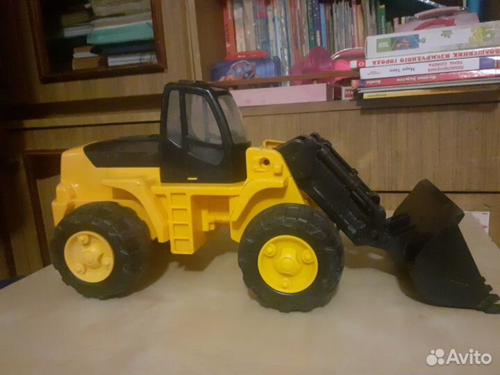 Игрушка трактор большой