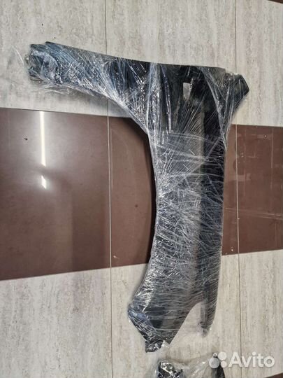 Передние крылья LC 200 2011г.в