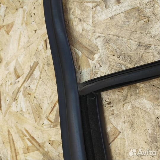 Уплотнитель стекла двери задний левый Volkswagen