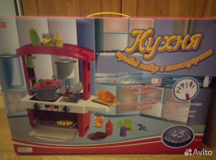 Музыкальная кухня со светом и посудой