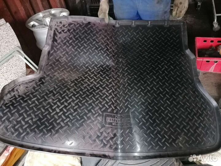 Коврики в багажник и салон разные